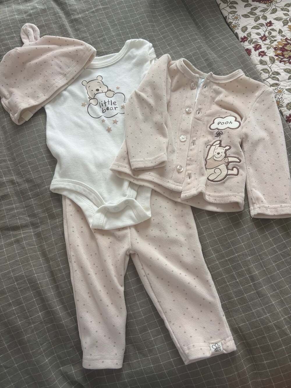 Disney Baby Winnie The Pooh 4-Piece Layette Set Size 6/9M Beige